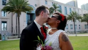Pareja celebrando bodas de San Valentín en San Diego durante ceremonia civil en el County Administration Center
