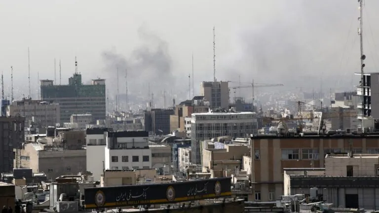Explosiones nocturnas tras bombardeo de Estados Unidos en zona urbana de Medio Oriente