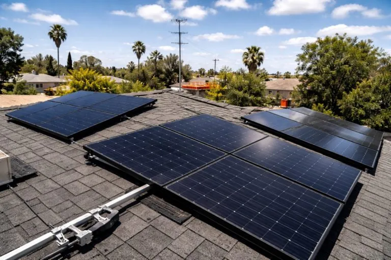 Vecinos con paneles solares en techo bajo normas solares de California reflejando energía limpia y comunidad local