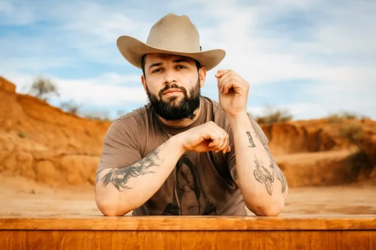 Carín León en concierto durante su gira De Sonora para el Mundo con escenario iluminado y público latino en San Diego