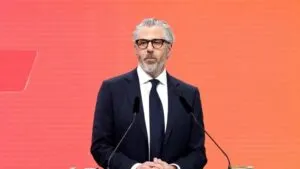 Casey Wasserman en acto público tras anunciar venta de su agencia por polémica relacionada con archivos Epstein