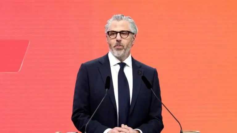 Casey Wasserman en acto público tras anunciar venta de su agencia por polémica relacionada con archivos Epstein