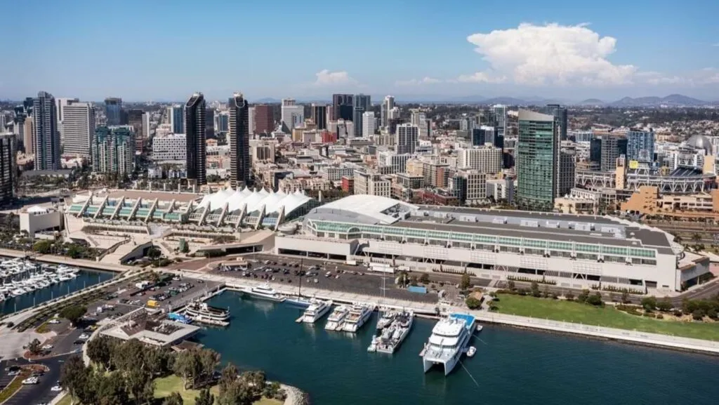 Centro de convenciones de San Diego frente a la bahía en proceso de reparaciones financiadas por impuesto hotelero