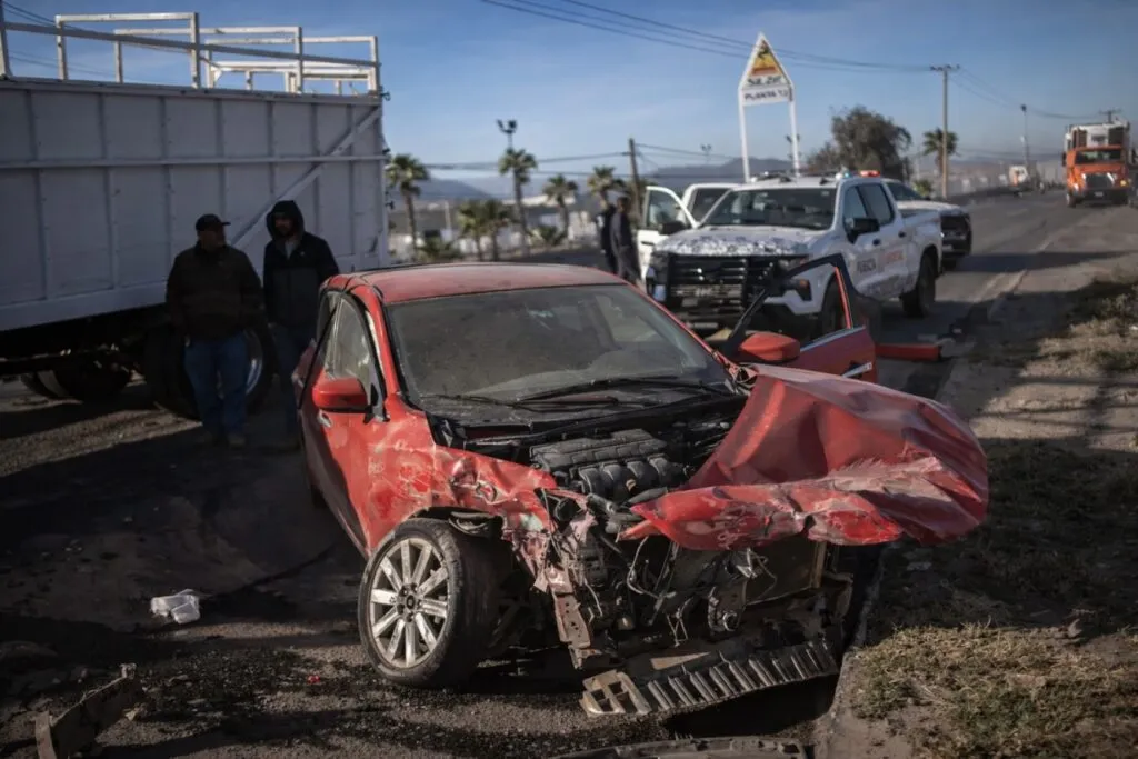 Choque vehicular con patrulla estatal y automóvil rojo dañado en carretera Tijuana–Tecate