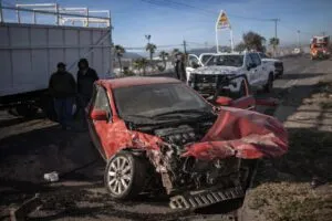 Choque vehicular con patrulla estatal y automóvil rojo dañado en carretera Tijuana–Tecate