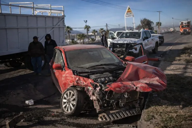 Choque vehicular con patrulla estatal y automóvil rojo dañado en carretera Tijuana–Tecate