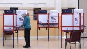 Centro de votación en Estados Unidos en contexto de caída de confianza electoral rumbo a 2026