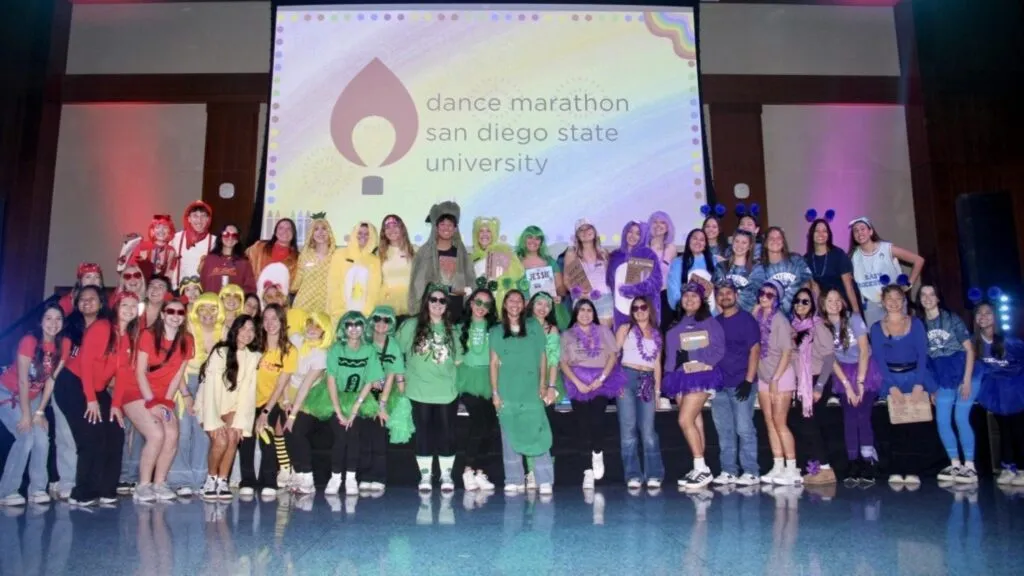 Estudiantes de SDSU participando en Dance Marathon para apoyar a Rady Children’s Hospital