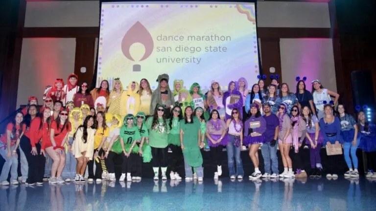 Estudiantes de SDSU participando en Dance Marathon para apoyar a Rady Children’s Hospital