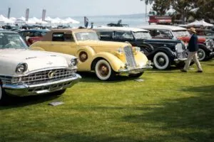 Autos clásicos de lujo exhibidos frente al Pacífico en el evento La Jolla Concours en San Diego