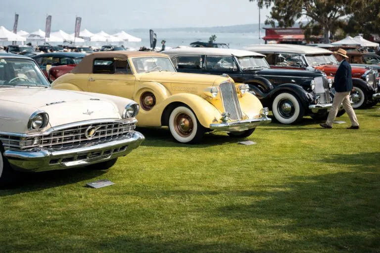 Autos clásicos de lujo exhibidos frente al Pacífico en el evento La Jolla Concours en San Diego
