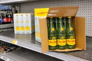 Botellas de Topo Chico en estante vacío por escasez temporal y ajustes logísticos en Estados Unidos