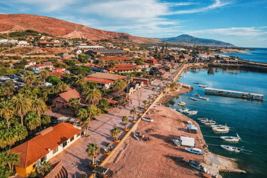 Personas disfrutando eventos Tijuana y San Diego con actividades culturales y artísticas al aire libre.