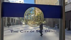 Campañas de la extrema derecha generan desinformación y acoso comunitario en San Diego