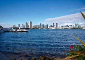ferry en puerto entre San Diego y Ensenada destacando desafíos técnicos en motor para operar en Estados Unidos