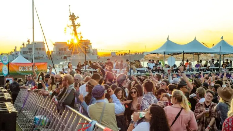 Público asistiendo a festivales de música en San Diego frente a escenario al aire libre junto al mar