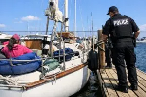 Vista aérea de patrulleros marítimos y embarcaciones interceptadas en el operativo marítimo cerca de San Diego