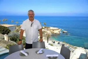 Vista al mar desde la Terraza renovada de George’s at the Cove en San Diego con diseño moderno y ambiente costero