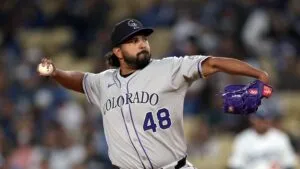 Germán Márquez en montículo con Padres de San Diego durante competencia por puesto en la rotación