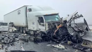 Highway 99 colapsa tras carambola provocada por densa neblina en California