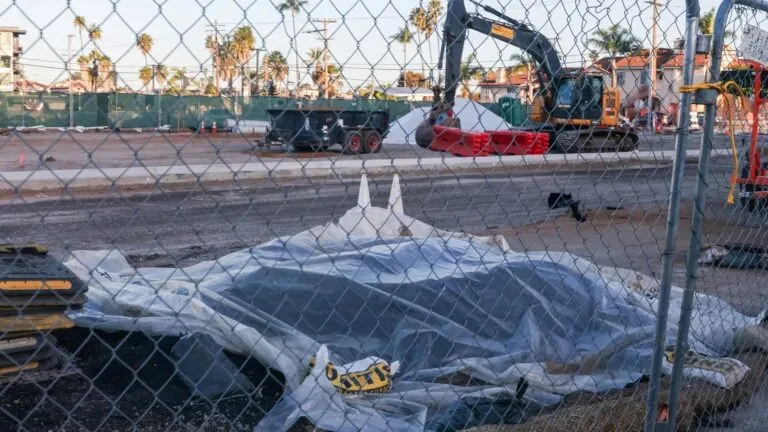 Zona comercial de Hillcrest con construcción activa de Pride Plaza y negocios afectados en San Diego