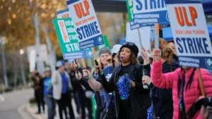 Personal de la salud participa en una huelga frente a instalaciones de Kaiser Permanente en California