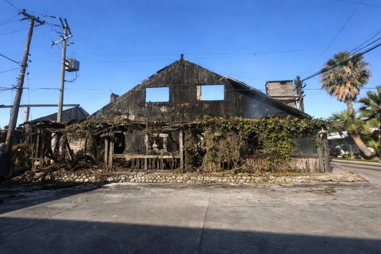 Restaurante La Estancia completamente calcinado tras siniestro en Playas de Rosarito