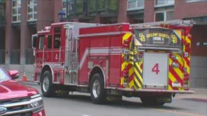 Bomberos combaten incendio en University Heights frente a edificios abandonados en Georgia Street