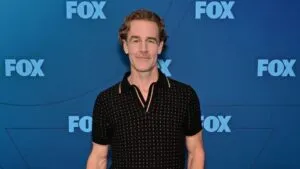 James Van Der Beek en una alfombra roja, reflejando su legado en la televisión estadounidense tras su fallecimiento a los 48 años