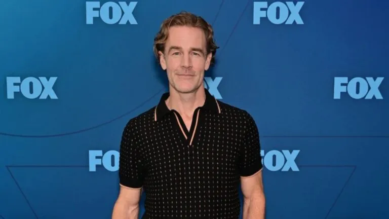 James Van Der Beek en una alfombra roja, reflejando su legado en la televisión estadounidense tras su fallecimiento a los 48 años