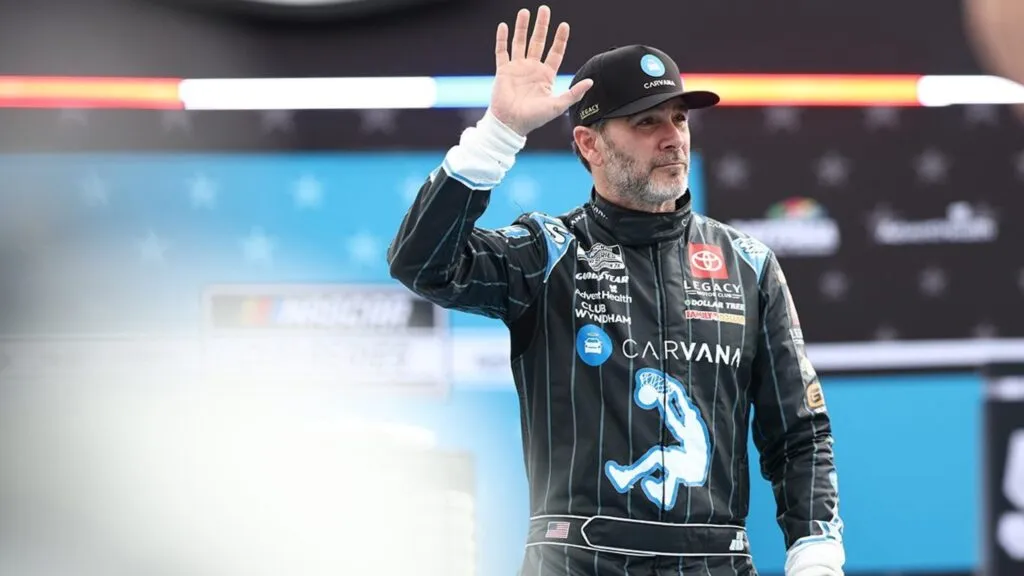 Jimmie Johnson en pista durante Daytona 500 en etapa final de su carrera en NASCAR Cup Series