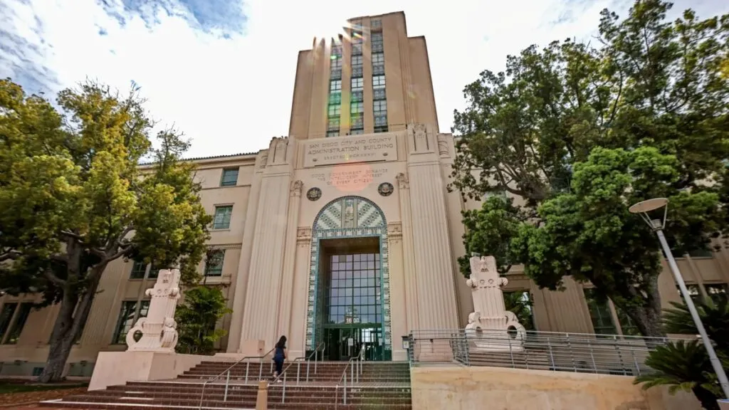 Supervisores del condado de San Diego debaten impuestos y recortes federales en sesión oficial