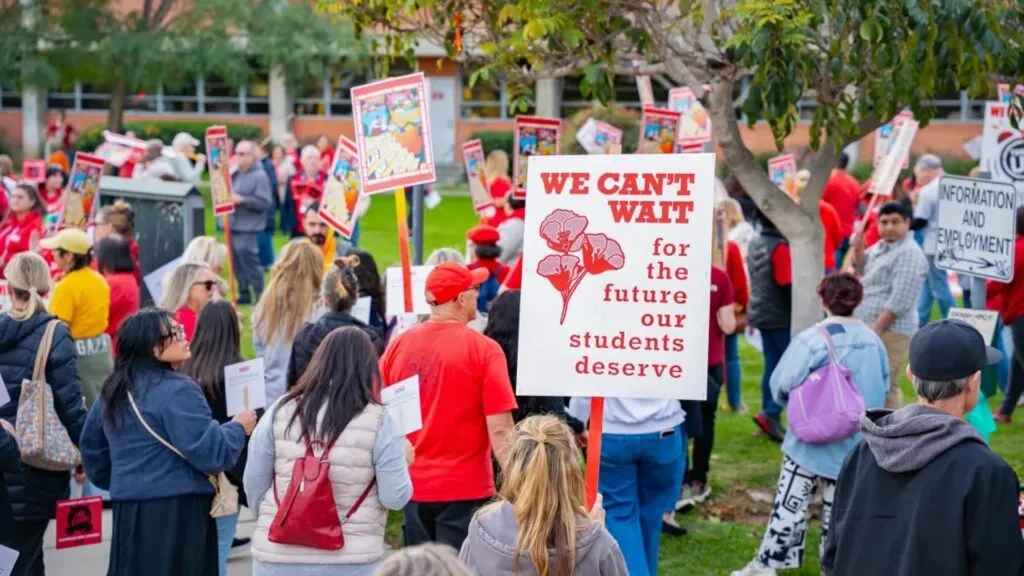 Maestros de educación especial trabajando en aula de San Diego en medio de debate por carga laboral y financiamiento educativo