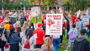 Maestros de educación especial trabajando en aula de San Diego en medio de debate por carga laboral y financiamiento educativo