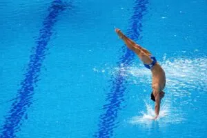 Foto editorial de salto de clavados con bandera mexicana en Guadalajara destacando el mundial de clavados y el impacto internacional