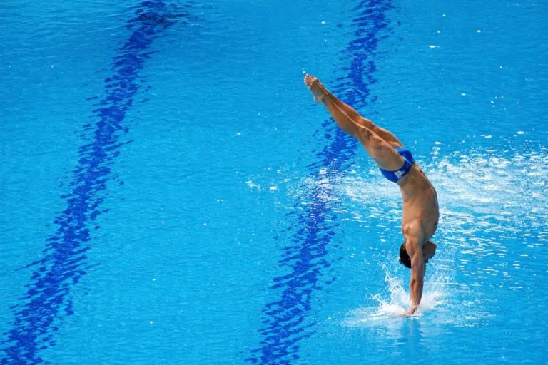Foto editorial de salto de clavados con bandera mexicana en Guadalajara destacando el mundial de clavados y el impacto internacional