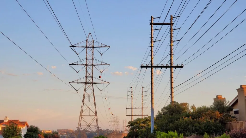 Trabajadores de SDG&E revisan infraestructura eléctrica tras apagones en North County que dejaron miles sin servicio