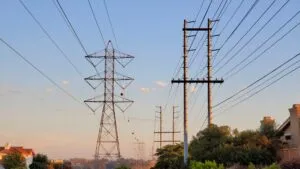 Trabajadores de SDG&E revisan infraestructura eléctrica tras apagones en North County que dejaron miles sin servicio