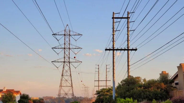 Trabajadores de SDG&E revisan infraestructura eléctrica tras apagones en North County que dejaron miles sin servicio