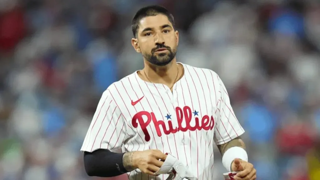 Nick Castellanos bateando con Padres de San Diego tras firmar contrato de un año en MLB