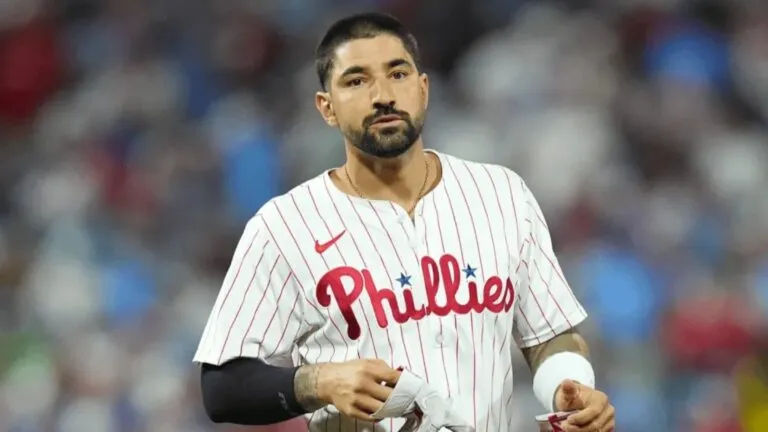 Nick Castellanos bateando con Padres de San Diego tras firmar contrato de un año en MLB