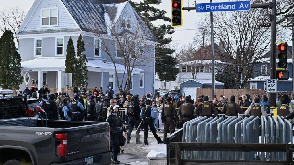 Observadores grabando operativo policial en espacio público en California bajo protección de la Primera Enmienda