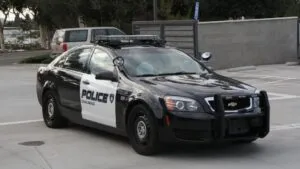 Patrullas policiales durante operativo nocturno en Carlsbad que dejó 11 arrestos por DUI y narcóticos en zonas de bares