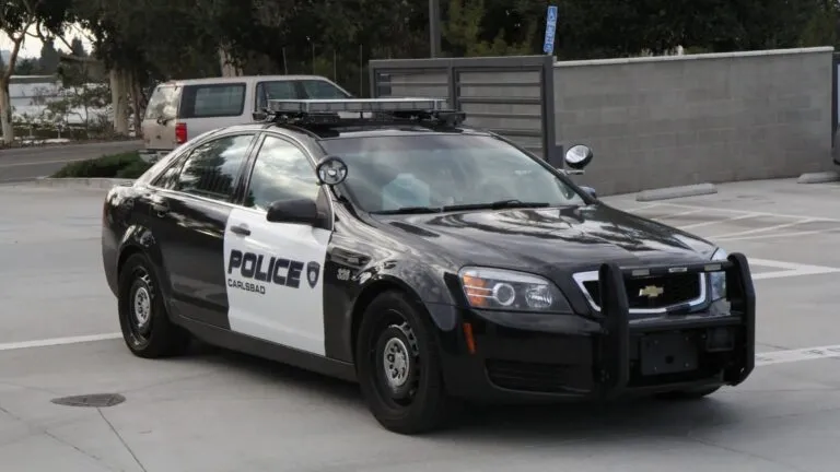 Patrullas policiales durante operativo nocturno en Carlsbad que dejó 11 arrestos por DUI y narcóticos en zonas de bares