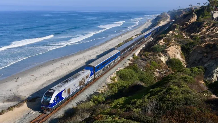 Tren Pacific Surfliner circulando por la costa de California entre San Diego y Los Ángeles