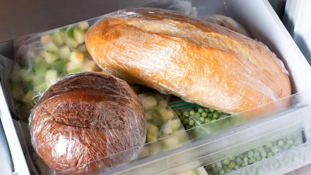 Pan congelado listo para tostarse como parte de una alimentación cotidiana y equilibrada