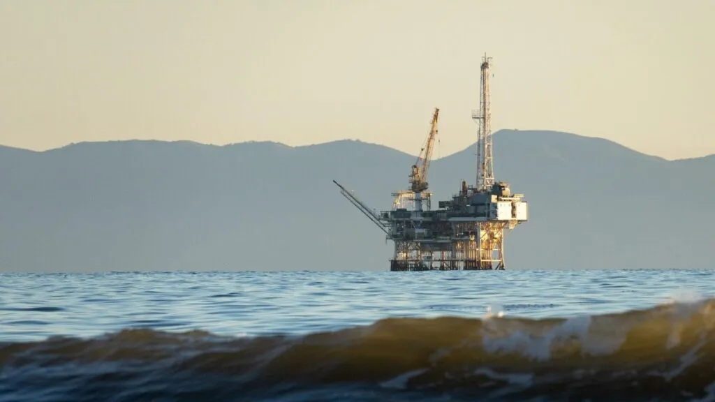 Plataforma de perforación petrolera en California frente a la costa del Pacífico