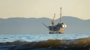 Plataforma de perforación petrolera en California frente a la costa del Pacífico