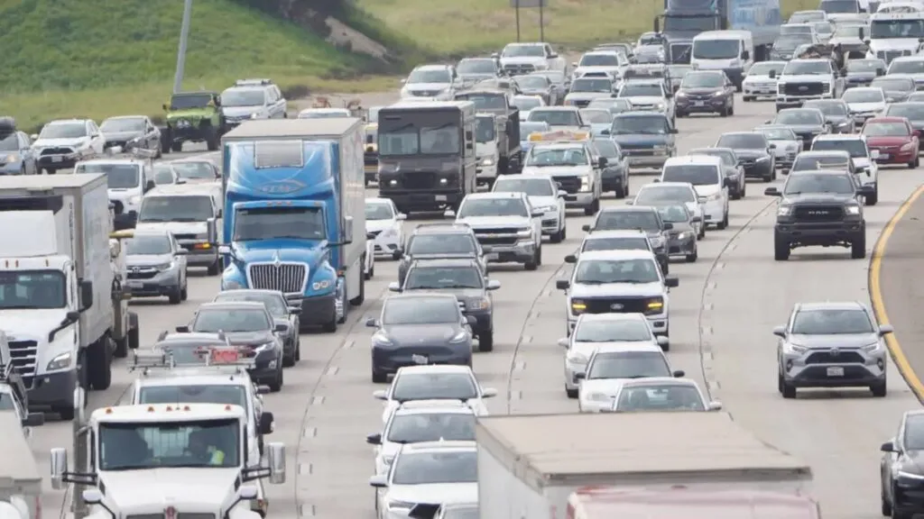 Patrullas bloquean carriles durante persecución en la I-15 cerca de Miramar en San Diego
