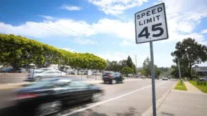 Señal de limite de velocidad en calle urbana de San Diego como parte del plan Vision Zero